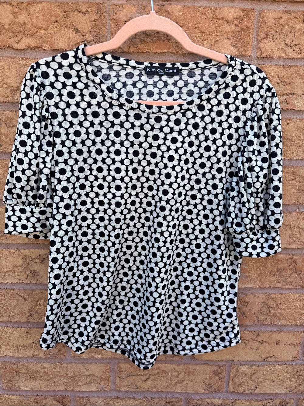 4/$25 β’ Kim & Cami Retro Daisy Print Puff Sleeve Top